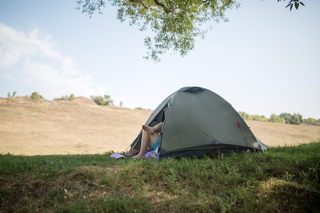 Tenda sul prato verde nelle giornate estive