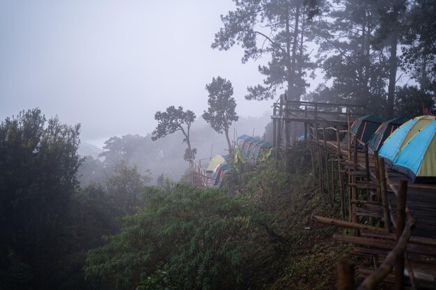 Tenda sullo sfondo delle montagne nebbiose