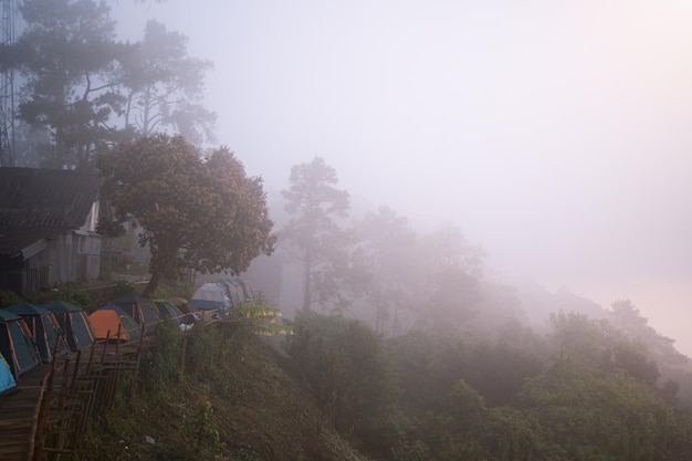 Tenda sullo sfondo delle montagne nebbiose