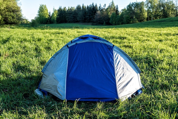 Tenda turistica al sole del mattino