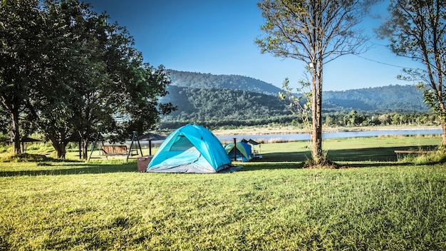 Tenda turistica che si accampa in montagna vicino al lago, parco nazionale di Khao Yai, Thailandia