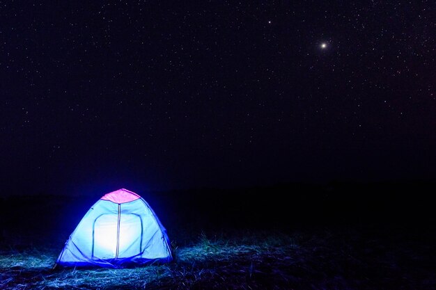 Tenda turistica di notte Cielo notturno con le numerose stelle