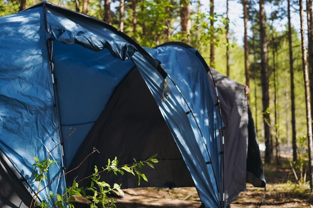 Tenda turistica nella foresta Concetto di campeggio per famiglie