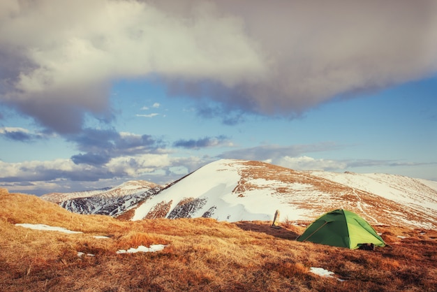 Tenda turistica nelle montagne in primavera