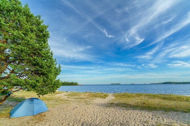 Tenda turistica sul lago Viaggio nei luoghi selvaggi della natura