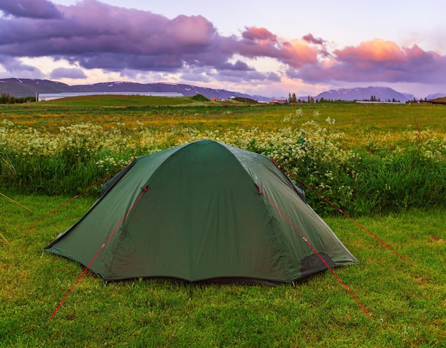 Tenda verde sul campeggio in Islanda viaggia sullo sfondo estivo all'aperto