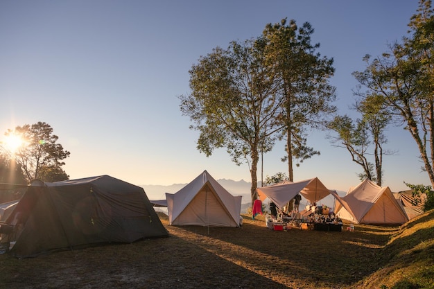 Tende da campeggio in campeggio in collina con alba sulla montagna al parco nazionale Attività ricreative Attività ricreative Concetto di estate e vacanze