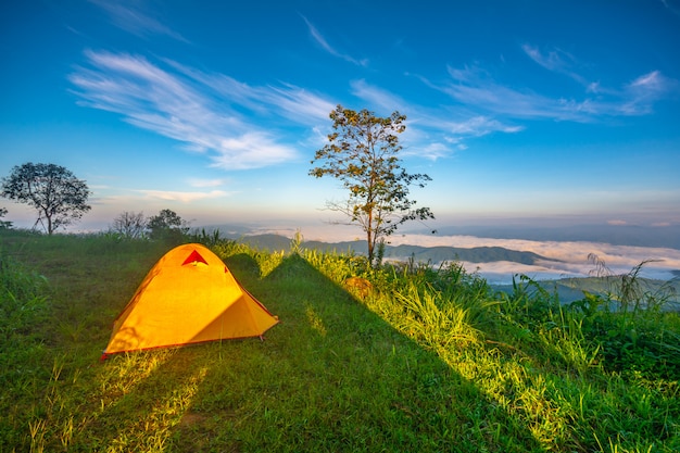 Tende da campeggio sulla montagna a Chiang Rai, Thailandia.