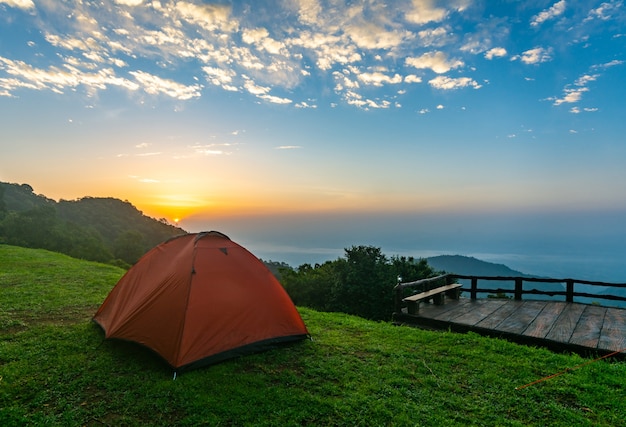 Tende da campeggio sulla montagna durante l&#39;alba a Chiang Rai, Thailandia.