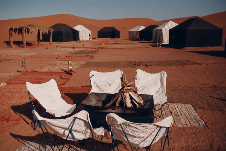 Tende e lettini nel campo deserto. Sahara, Marocco.