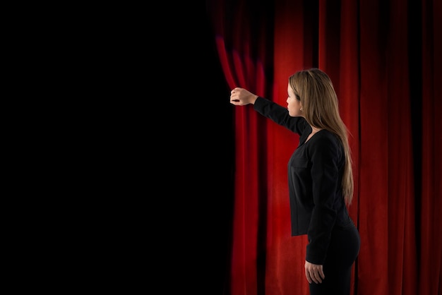 Tende rosse aperte della donna del palcoscenico del teatro