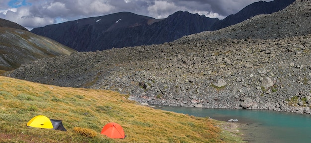 Tende sulla riva di un piccolo lago di montagna