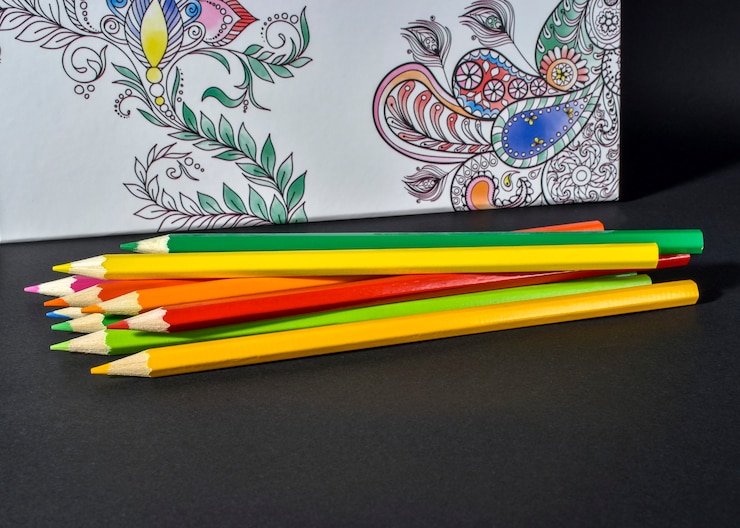 Foto tendenza libro da colorare per adulti per alleviare lo stress con matite colorate
