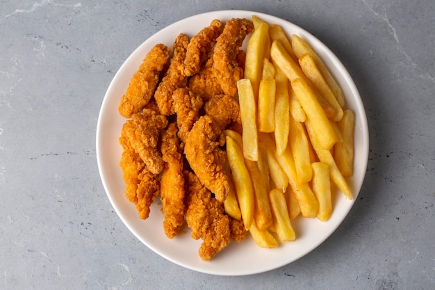 Tender di pollo croccante fatto in casa e patatine fritte