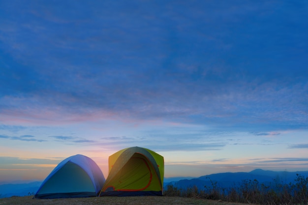 TENDINA CAMPING AVVENTURA SULLA VISTA DELLA MONTAGNA.