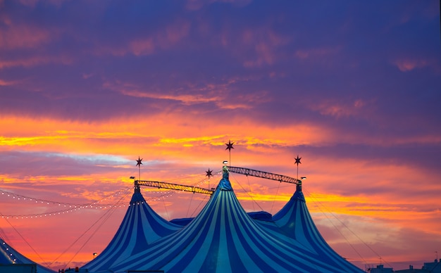 Tendone da circo in un drammatico cielo al tramonto colorato