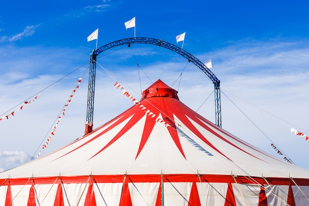 Tendone da circo sotto il cielo blu