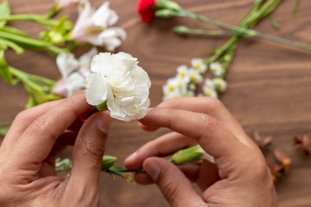 Tenendo i fiori con le mani