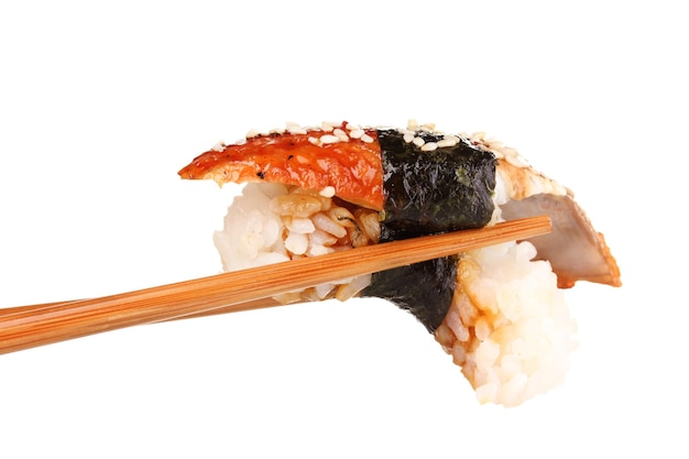 Tenendo il sushi con le bacchette isolate su bianco