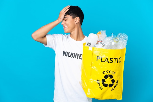 Tenendo in mano una borsa piena di bottiglie di plastica da riciclare su sfondo blu ha capito qualcosa e intende la soluzione