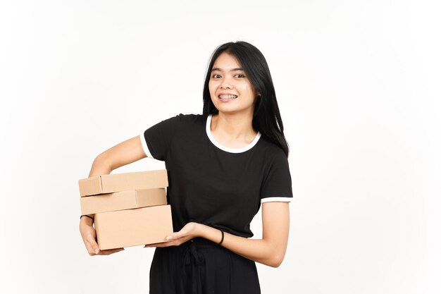 Tenendo la scatola del pacchetto o una scatola di cartone di bella donna asiatica isolata su sfondo bianco