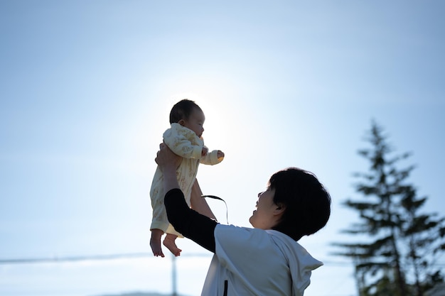 tenendo un bambino