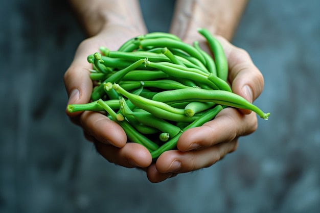 Tenendo un mucchio di fagioli verdi