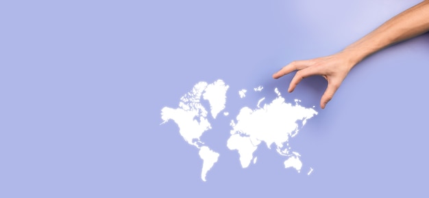 Tenendo un social network incandescente del globo terrestre nelle mani di uomini d'affari. Icona mappa mondiale, simbolo