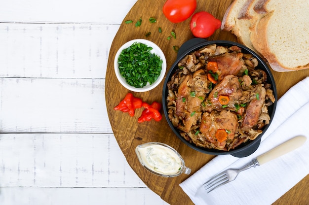 Tenera carne di coniglio con funghi di bosco