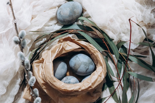 Tenera decorazione pasquale blu scuro dipinta uova di Pasqua Spazio di copia Concetto di cartolina per le vacanze in estere