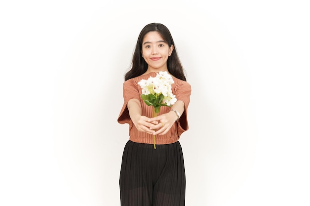Tenere e dare un fiore di bella donna asiatica isolata su sfondo bianco