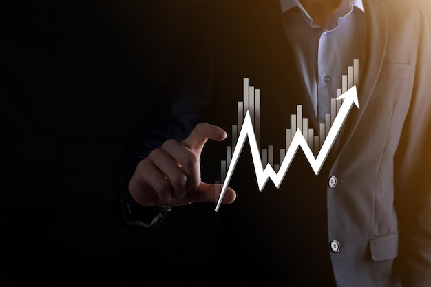 Tenere in mano i dati di vendita e il grafico del grafico della crescita economica. Pianificazione e strategia aziendale. Analizzare le negoziazioni di cambio. Finanziario e bancario. Marketing digitale della tecnologia. Profitto e piano di crescita.