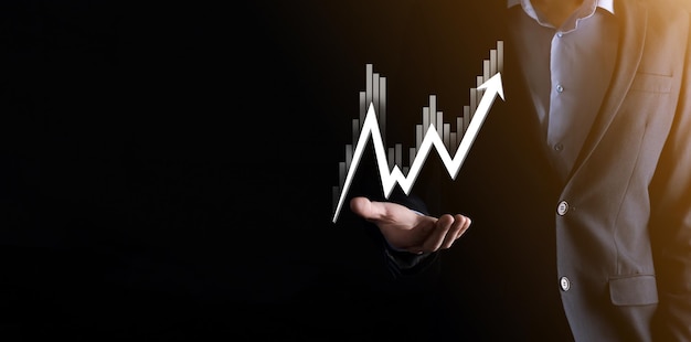 Tenere in mano i dati di vendita e il grafico del grafico della crescita economica. Pianificazione e strategia aziendale. Analizzare le negoziazioni di cambio. Finanziario e bancario. Marketing digitale della tecnologia. Profitto e piano di crescita.