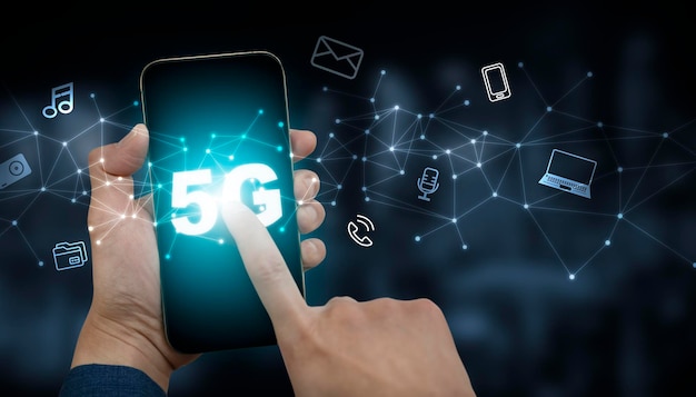 Tenere in mano il telefono cellulare con la tecnologia 5G della rete di telecomunicazioni mobili in Europa per la connessione dati wireless ad alta velocità a Internet da smartphone, futura tecnologia 5G.