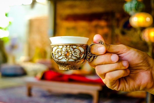 Tenere in mano o servire il tradizionale tè al caffè turco