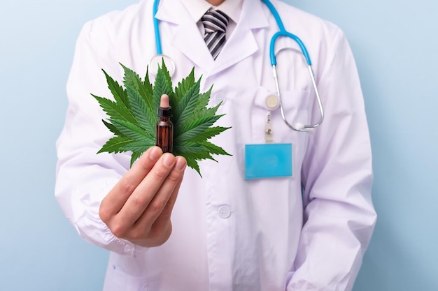 Tenere la mano del medico e offrire al paziente olio di marijuana medica Ricetta di cannabis medica per uso personale Concetto di medicina alternativa