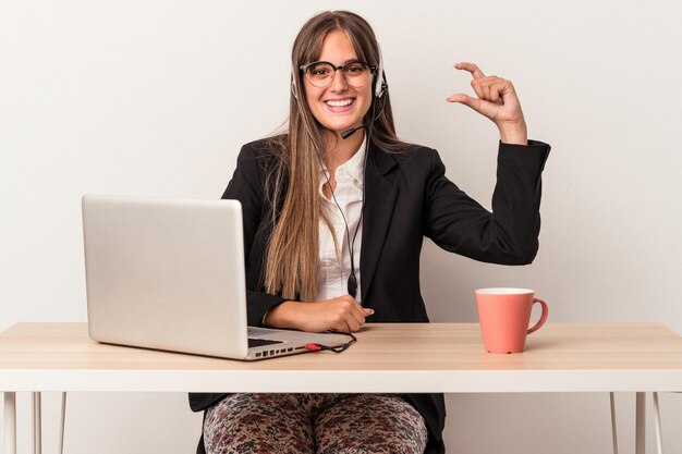 Tenere qualcosa di piccolo con gli indici sorridenti e sicuri di sé