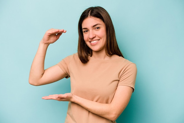 Tenere qualcosa di piccolo con gli indici sorridenti e sicuri di sé