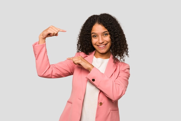 Tenere qualcosa di piccolo con gli indici sorridenti e sicuri di sé