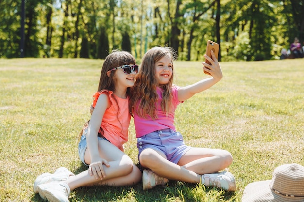 Tenere un blog Le bambine si fanno un selfie per una videochiamata sul blog Social network online