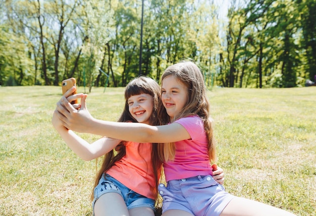 Tenere un blog Le bambine si fanno un selfie per una videochiamata sul blog Social network online