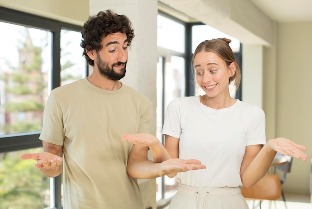 Tenere un oggetto con entrambe le mani su uno spazio di copia che mostra l'offerta o la pubblicità di un oggetto