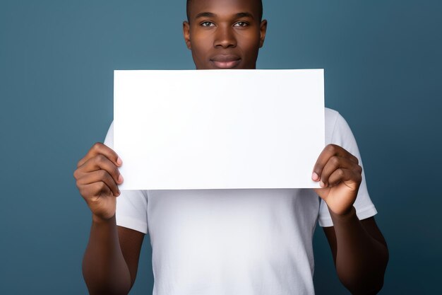 Tenere un pezzo bianco di carta tenendo un pezzo Bianco vuoto di cornice bianca con entrambe le mani generato da AI