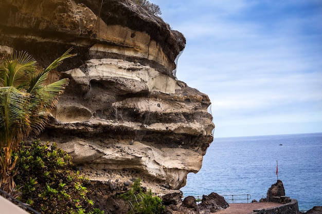 Tenerife Canarie Spagna vista della bellissima costa dell'Oceano Atlantico con rocce e pietre