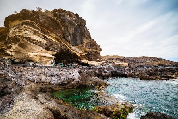 Tenerife Canarie Spagna vista della bellissima costa dell'Oceano Atlantico con rocce e pietre