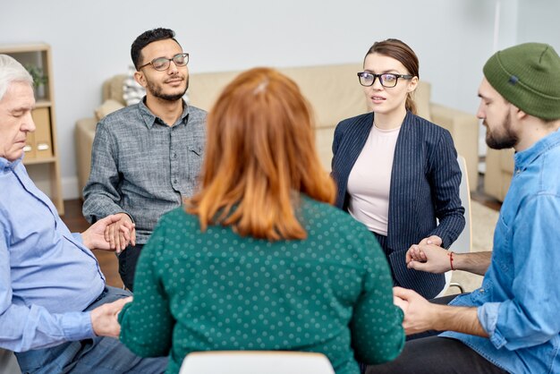 Tenersi per mano del gruppo di supporto