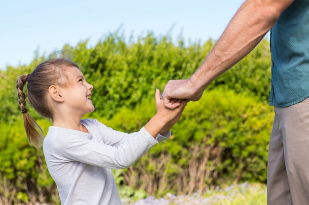 Tenersi per mano della figlia e del padre