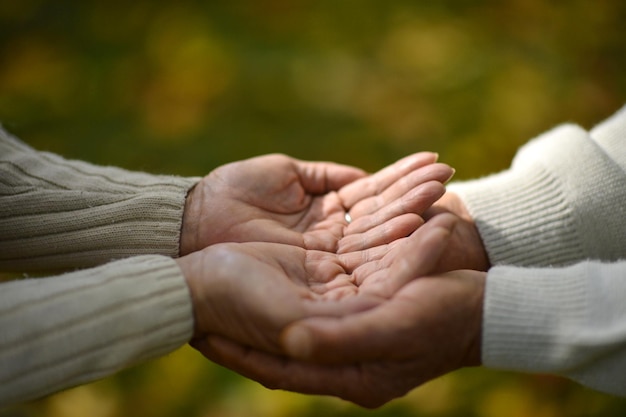 Tenersi per mano di coppie anziane