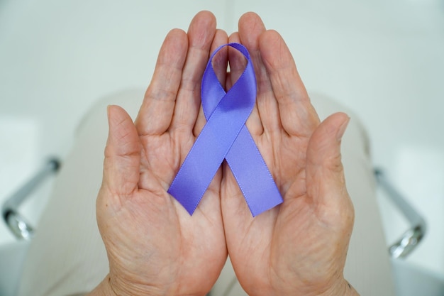 Tenersi per mano Nastro viola su sfondo bianco Mondo Epilessia Cancro pancreatico di Alzheimer Epilessia Consapevolezza Fibromialgia Consapevolezza Cancro pancreatico mondo Alzheimer epilessia lupus e domestico