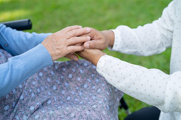 Tenersi per mano Paziente asiatico anziano o anziano con cura dell'amore incoraggiare ed empatia al reparto di cura dell'ospedale sano concetto medico forte